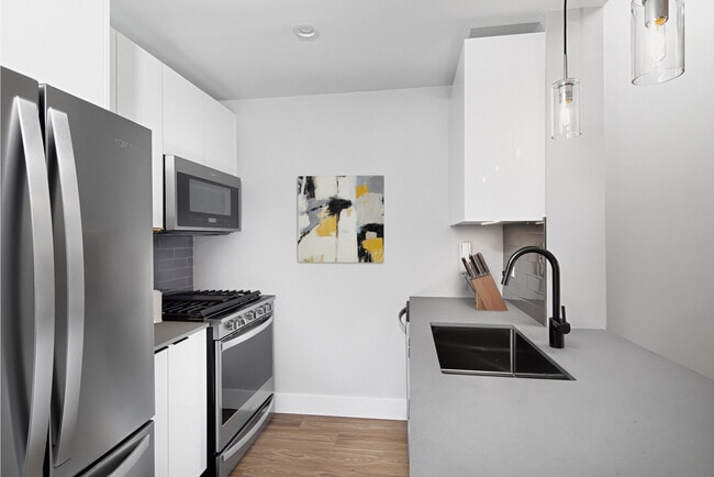 Avalon Riverview in Long Island City, NY - Building Photo - Building Photo