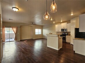5545 Dueces Wild Ct in Las Vegas, NV - Building Photo - Building Photo