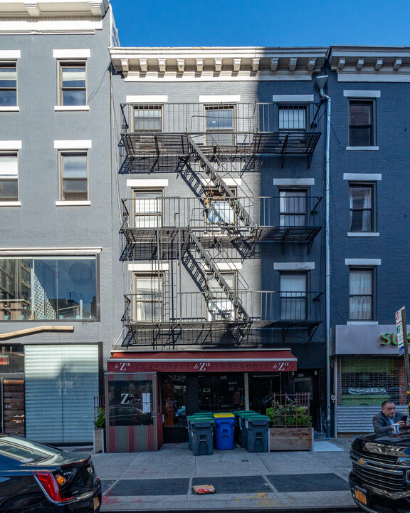 172 7th Ave in New York, NY - Building Photo