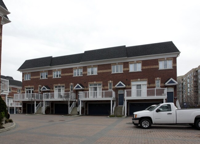 112-120 Bronte Rd in Oakville, ON - Building Photo - Building Photo