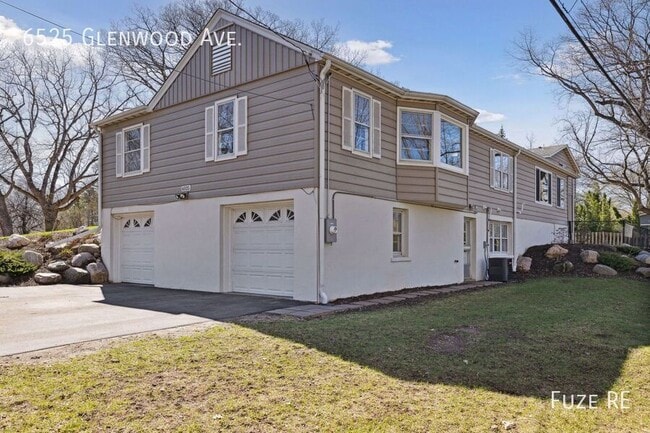 6525 Glenwood Ave in Golden Valley, MN - Building Photo - Building Photo