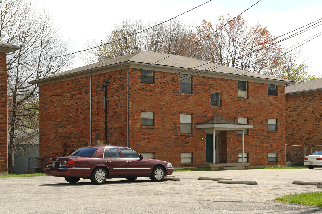 5909 Permerland Dr in Louisville, KY - Foto de edificio