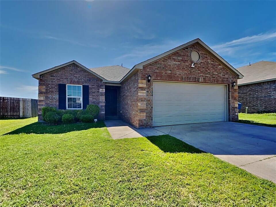 1685 Sussex St in Newcastle, OK - Building Photo