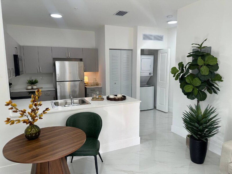 1451 W 29th St in Hialeah, FL - Building Photo