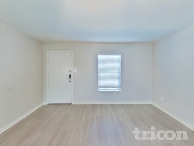 12045 Latour Vly, Unit 4 in San Antonio, TX - Foto de edificio - Building Photo