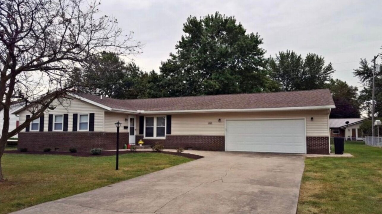 1202 Rosalie Dr in Van Wert, OH - Building Photo