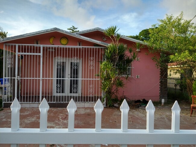 335 NW 50th St, Unit 1 in Miami, FL - Foto de edificio - Building Photo