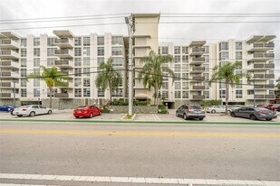 9800 W Bay Harbor Dr in Bay Harbor Islands, FL - Building Photo