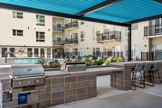 Arapahoe Square Apartments in Denver, CO - Foto de edificio - Building Photo