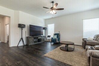 1073 Canuela Way in Justin, TX - Building Photo - Building Photo