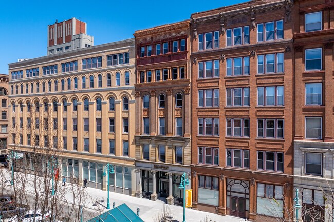 The Broadway in Milwaukee, WI - Foto de edificio - Building Photo