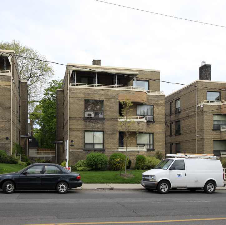 901 Avenue Rd in Toronto, ON - Building Photo