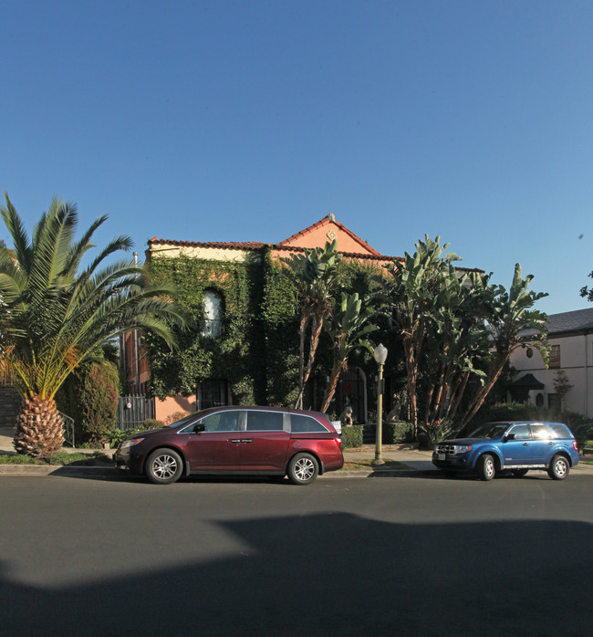 1926 N Kenmore Ave in Los Angeles, CA - Building Photo - Building Photo