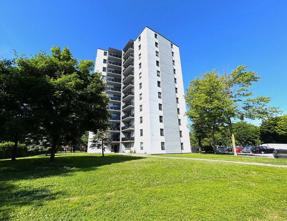 The Cavendish in Mississauga, ON - Building Photo