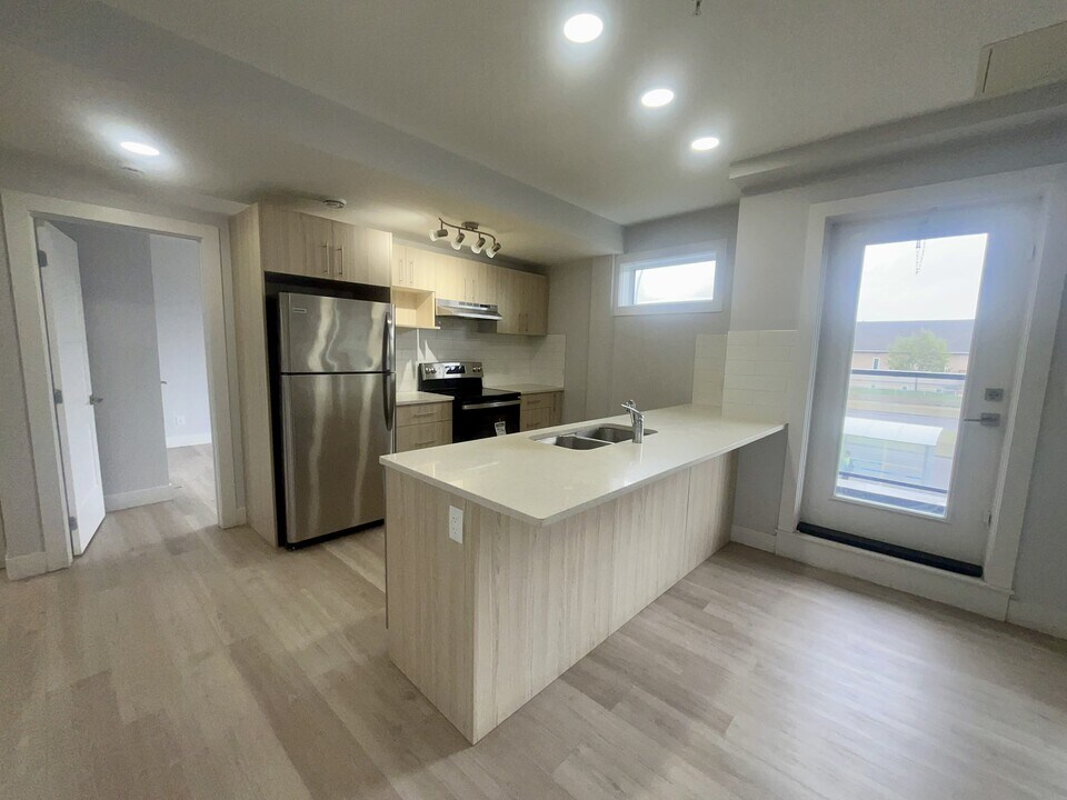 2215-2247 47 St NW in Edmonton, AB - Building Photo