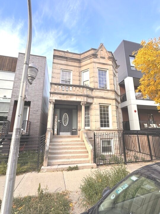 2826 W Lyndale St in Chicago, IL - Foto de edificio