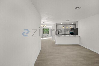 1421 NW 32nd Ave in Fort Lauderdale, FL - Foto de edificio - Building Photo