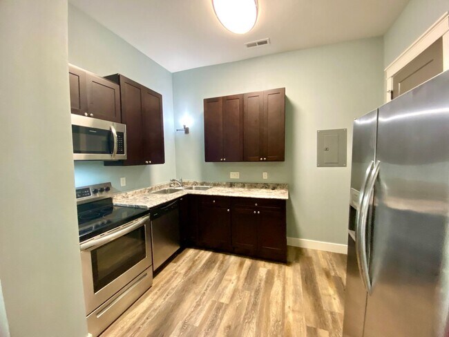 320 W Wyatt Earp Blvd in Dodge City, KS - Building Photo - Building Photo