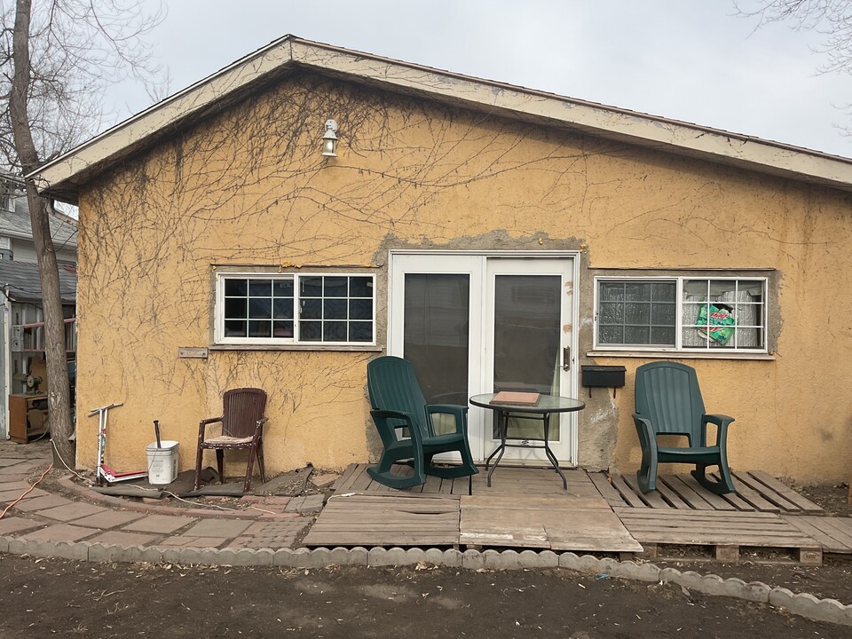 208 5th St SW in Jamestown, ND - Building Photo
