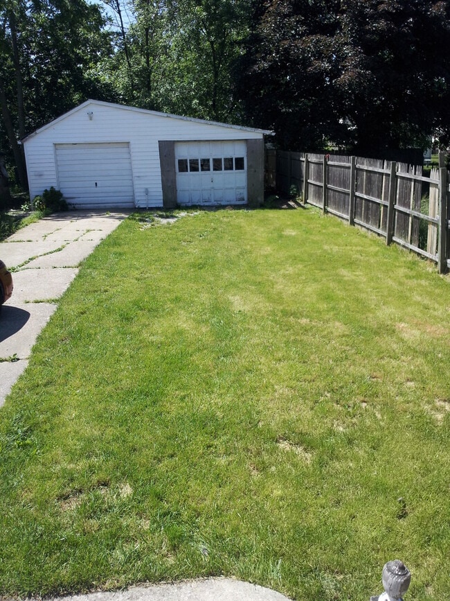 property at 913 W 14th St