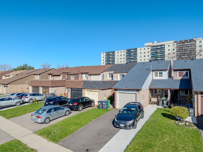 2 Scottsdale Crt in Brampton, ON - Building Photo - Building Photo