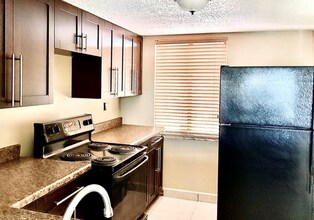 9915 W Okeechobee Rd in Hialeah Gardens, FL - Building Photo - Building Photo