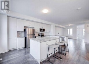 3051 John McKay Blvd in Oakville, ON - Building Photo - Building Photo