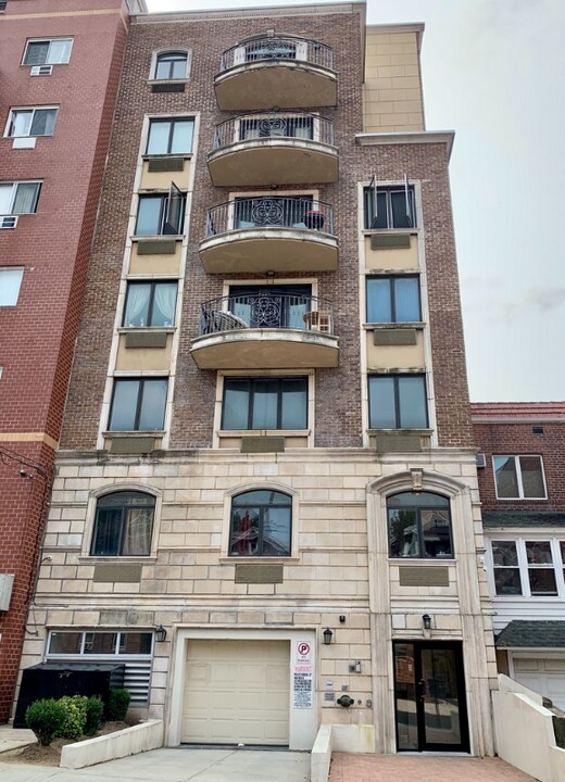 64-64 Wetherole St-Unit -3A in Queens, NY - Building Photo