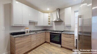 33 Edison Grn, Unit 2 in Boston, MA - Building Photo