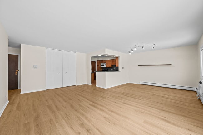 10385 Dearlove Rd in Glenview, IL - Building Photo - Building Photo