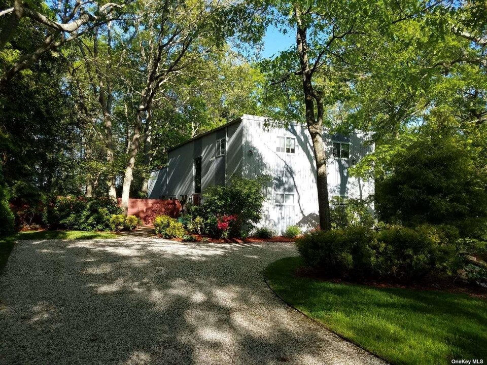 73 Spinney Rd in East Quogue, NY - Building Photo