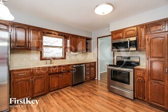 10002 NW 67 St in Parkville, MO - Building Photo - Building Photo