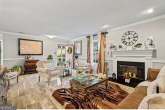 81 Hampshire Ct in Avondale Estates, GA - Foto de edificio - Building Photo