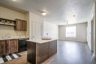 Canyon View Crossing in Orem, UT - Foto de edificio - Building Photo