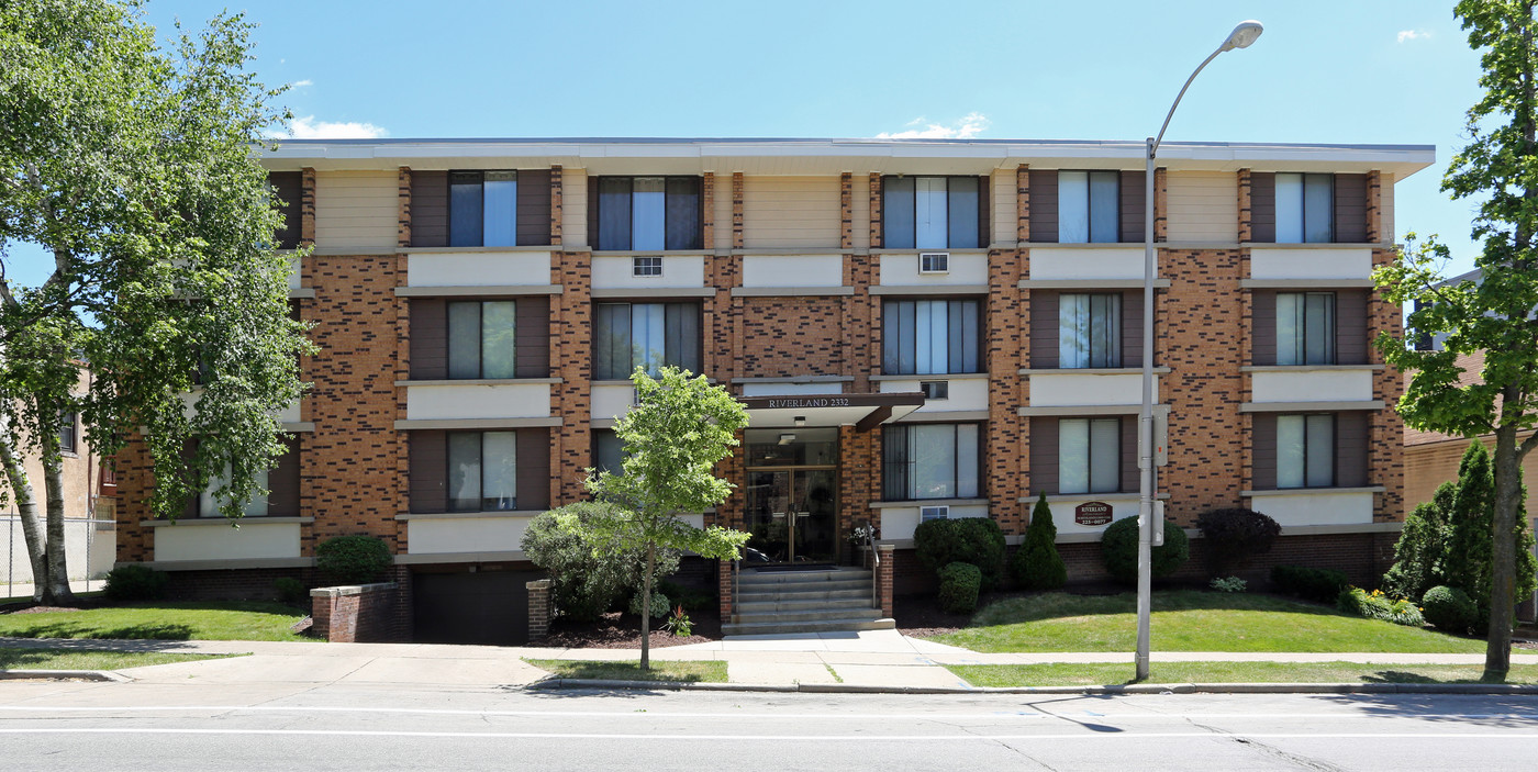 Riverland Apartments in Milwaukee, WI - Foto de edificio