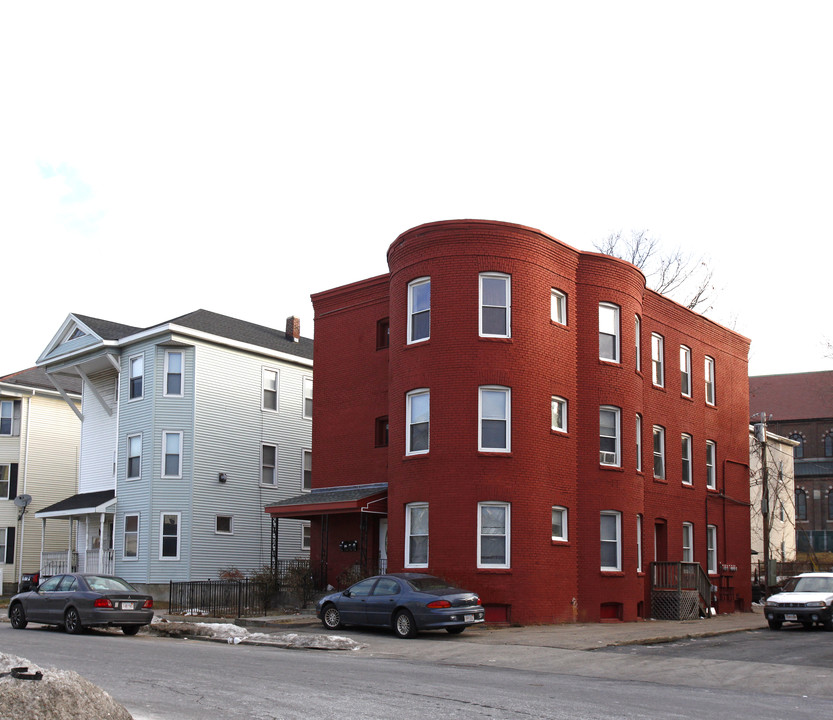 4 Orient St in Worcester, MA - Foto de edificio