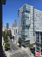1111 S Grand Ave in Los Angeles, CA - Building Photo - Building Photo