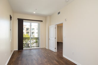 Chadron Terrace Garden in Hawthorne, CA - Building Photo - Building Photo