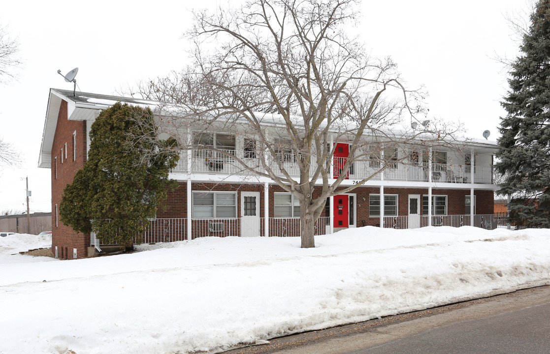 7400 Lyric Ln NE in Fridley, MN - Building Photo