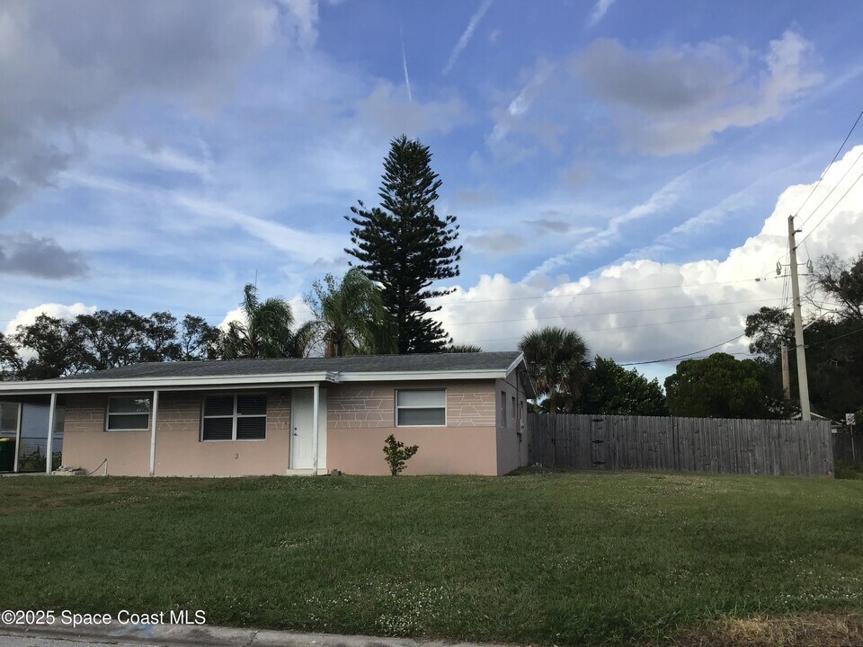2360 Warwick Rd in Melbourne, FL - Building Photo