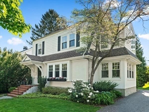 property at 8 Arapahoe Rd