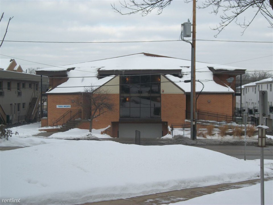 7900 Harwood Ave in Wauwatosa, WI - Building Photo