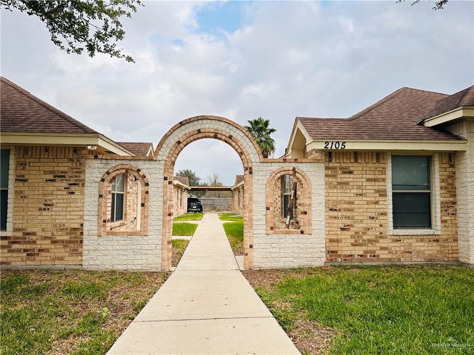 2105 W Western Dr in Edinburg, TX - Building Photo