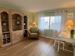 10525 Gulf Shore Dr in Naples, FL - Foto de edificio - Building Photo