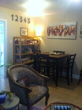 2108 Willow St, Unit B. in Harvey, LA - Foto de edificio - Building Photo