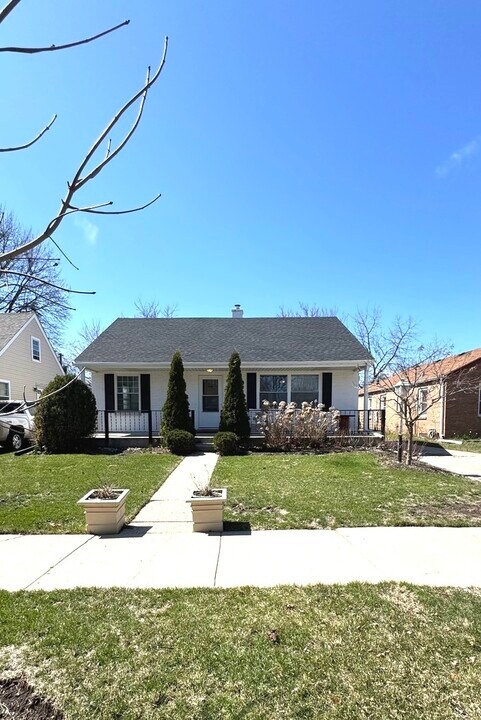 414 Westmoreland Ave in Waukegan, IL - Building Photo