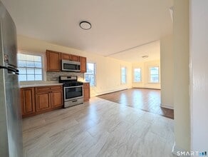 88 Amsterdam Ave in Bridgeport, CT - Foto de edificio - Building Photo