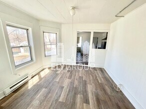 9 Manchester St, Unit 1 in Leominster, MA - Foto de edificio - Building Photo