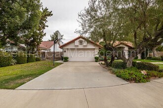 2012 Calle Las Brisas in Bakersfield, CA - Building Photo - Building Photo
