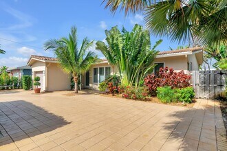 5811 NE 22nd Way in Fort Lauderdale, FL - Foto de edificio - Building Photo